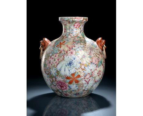   'Mille fleur'-Vase aus Porzellan mit grossen Maskenhenkeln und losen Ringen CHINA, in blauem Email Qianlong-Sechszeichen-Si