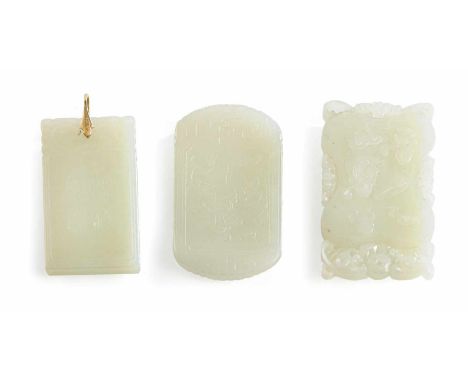   Drei Jade-Anhänger mit Figuren- und Lotos-Darstellungen CHINA, zwei Anhänger gemarkt H. 4,6-5,8 cm Provenienz: Aus einer sü