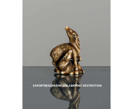   Feines Netsuke eines Hirsches und einer Hirschkuh aus Elfenbein JAPAN, 2. Hälfte 19.Jh. H. 4,4 cm Provenienz: Aus einer bed