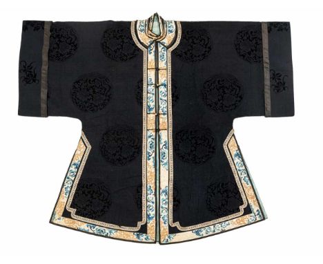   Damenjacke aus geschnittenem Seidensamt mit bestickten Ärmelstreifen, 'weitao' CHINA, späte Qing-Dynastie L. 108 cm Proveni