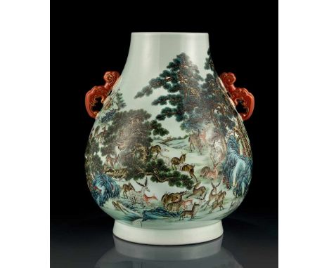   Hu-förmige 'Hundred Deer'-Vase aus Porzellan von Huang Yunpeng CHINA, geb. 1942, am Boden signiert H. 48 cm Provenienz: Aus