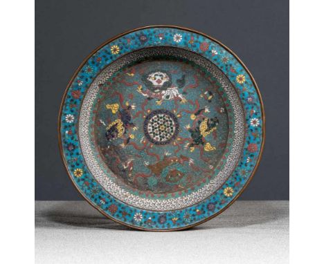   Cloisonné-Schale mit buddhistischen Löwen und Blüten CHINA, 17. Jh. D. 31 cm Provenienz: Aus einer süddeutschen Privatsamml