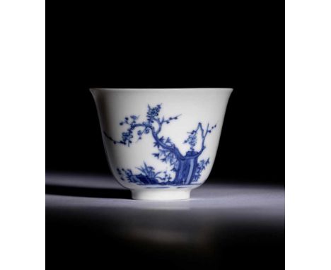   Feiner kaiserlicher Monatsbecher des 11. Monats mit Prunus, Narzissen und Bambus CHINA, unterglasurblaue Kangxi-Sechszeiche