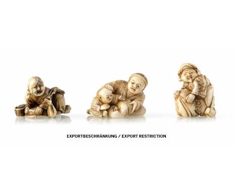   Drei Netsuke aus Elfenbein, u. a. Fischer und zwei Figuren mit Maske JAPAN, Meiji-Periode H. 2,7-3,7 cm Provenienz: Aus ein