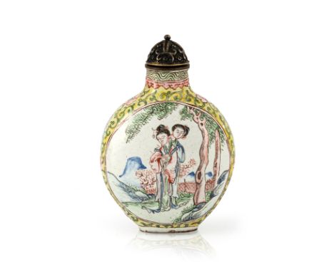  'Kanton-Email'-Snuffbottle mit Dekor von Damen im Garten CHINA, eisenrote Qianlong-Vierzeichenmarke H. 7,2 cm Provenienz: Au