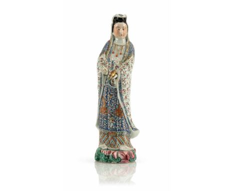   'Famille rose'-Figur des Guanyin mit einer Flaschenvase aus Porzellan CHINA, Siegelmarke, Republik-Periode H. 48,5 cm Prove