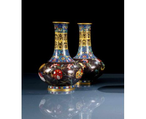   Paar schwarzgrundige Cloisonné-Vasen mit Shou-Charaktern und 'sanduo'-Dekor CHINA, Jiaqing-Periode H. 26,6 cm Provenienz: A