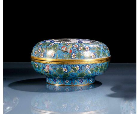   Cloisonné-Deckeldose mit Dekor von Rehen und Blüten CHINA, Qianlong-/Jiaqing-Periode D. 23 cm Provenienz: Aus einer alten B