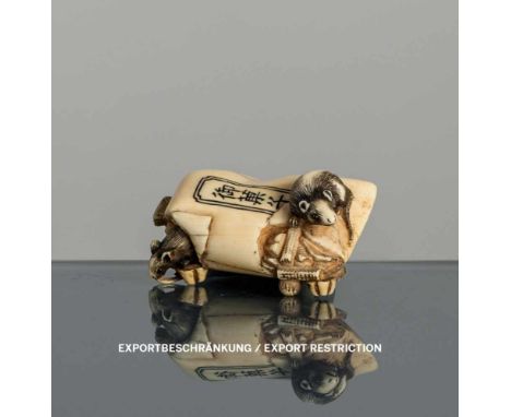   Netsuke eines Beutels mit Süssigkeiten und Ratten aus Elfenbein JAPAN, 19.Jh. L. 4,8 cm Provenienz: Aus einer bedeutenden s