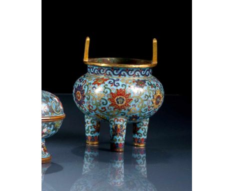   Cloisonné-Weihrauchbrenner vom Typ 'ding' auf drei röhrenförmigen Beinen CHINA, Qianlong-Vierzeichenmarke und wohl aus der 
