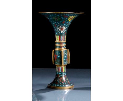   Cloisonné-Vase mit Lotosdekor in Form eines 'gu' CHINA, 17./18.Jh. H. 25,5 cm Provenienz: Ehemals aus einer alten Berliner 