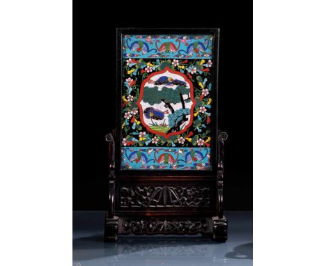   Cloisonné-Tafel mit Dekor von Reihern, Fledermäusen und Blüten als Tischstellschirm CHINA, 19.Jh. H. 31,7 cm Provenienz: Au