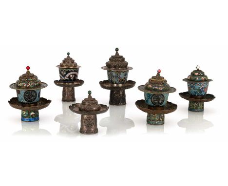   Gruppe von sechs Tassenständern aus Silber, drei mit Email-Dekor und fünf Cloisonné-Becher TIBETO-CHINESISCH, 19./20.Jh. D.