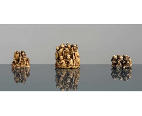   Drei Netsuke bzw. Okimono einer Gruppe von Rakan, Hotei m. Karako und sechs Dichter JAPAN, zwei signiert Ryuei/Gyokkô, Meij