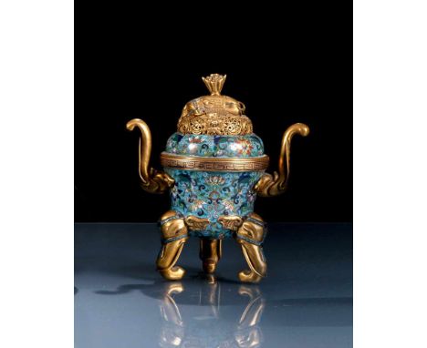   Cloisonné-Weihrauchbrenner auf drei Elefanten-Köpfem in Deckel mit Elefanten-Knauf CHINA, 19.Jh. H. 21,5 cm Provenienz: Aus