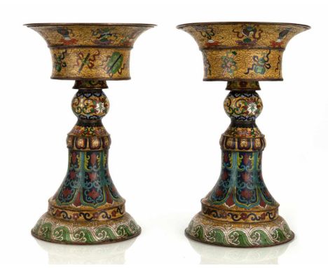   Zwei große Butterlampen mit Cloisonné-Dekor mit buddhistischen Emblemen TIBETO-CHINESISCH, 20.Jh. H. 37,3 cm Provenienz: Au