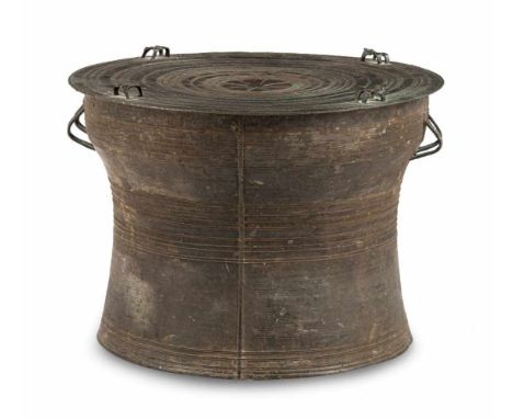   Regentrommel aus Bronze BURMA, ca. 18.Jh. D. 56 cm Provenienz: Aus einer hessischen Privatsammlung, zwischen 1975 und 1999 