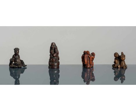   Vier Netsuke aus Holz: Kiyohime m. Glocke, Rakan, Jogen Fujin m. Kirin und Figurengruppe JAPAN, zwei signiert Gyokuzan/Gyok