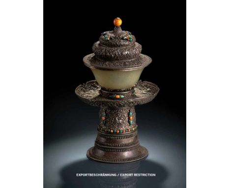   Feiner Stand für eine kostbare Schale aus Silber mit Jade, Koralle und Türkis TIBET, 19.Jh. H. 25,5 cm Provenienz: Aus der 
