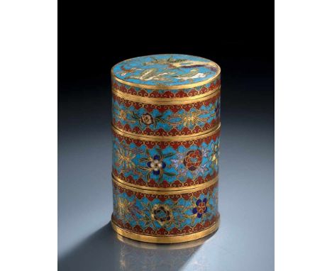   Seltene vierteilige Cloisonné-Stapeldose mit Blüten-Grillen-Dekor, partiell vergoldet CHINA, 16./17.Jh. H. 14,2 cm Provenie