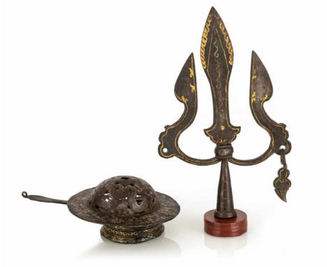   Räucherpfanne, Türbeschlag u. Dreizack aus Eisen, teils mit Gold- und Silbertauschierungen TIBET, 17.Jh. und später H./L. 1