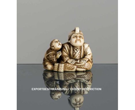   Netsuke eines Kamifuki-Spielers aus Elfenbein JAPAN, signiert Shungyoku, spätes 19.Jh. H. 3,9 cm Provenienz: Aus einer bede