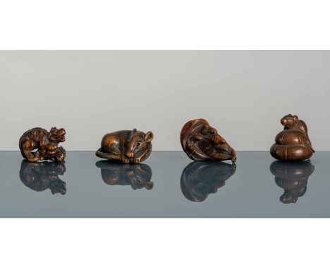   Vier Netsuke aus Holz: Wolf m. Hasen, Tanuki und zwei Rattendarstellungen JAPAN, zwei signiert Gyukuseki/Ryôsai, 19.Jh./Mei