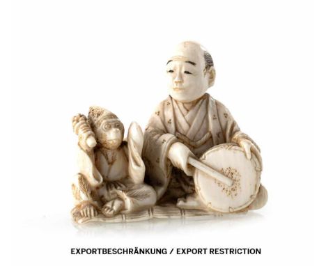   Netsuke eines musizierenden Sarumawashi mit Affen aus Elfenbein JAPAN, sign., Meiji-Periode H. 3,9 cm Provenienz: Ehemals a