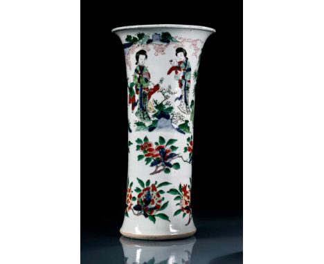   Stangenvase mit 'wucai'-Dekor von Damen und spielenden Kindern neben Früchten und Blüten CHINA, Transitional-Periode H. 40,
