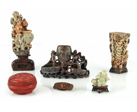   Lackdose, drei Specksteinschnitzereien, Deckeldose und Jadefigur CHINA, 19./20. Jh. D.13/H.32 cm Provenienz: Aus einer deut