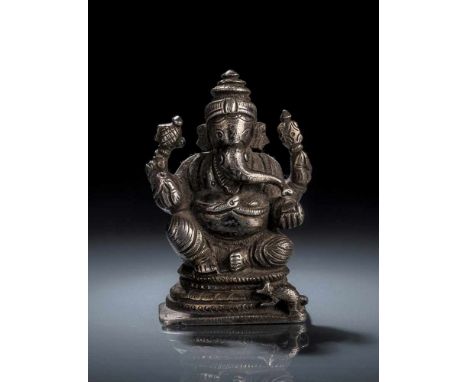   Figur des Ganesha aus Silber auf einem Lotos sitzend SÜD-INDIEN, 19./20.Jh. H. 6,8 cm Provenienz: Aus einer süddeutschen Pr