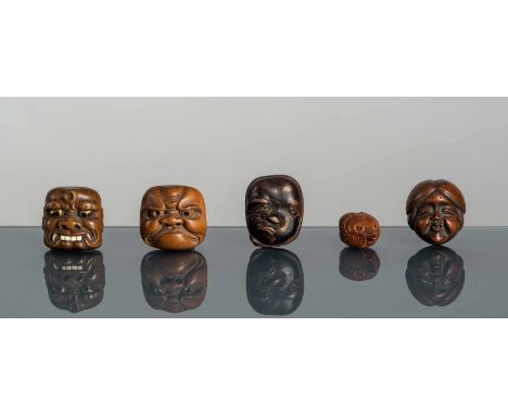   Vier Masken-Netsuke aus Holz und ein Netsuke eines Oktopus aus einem Fruchtkern JAPAN, zwei signiert Gyokkei/Tomokazu, 19.J