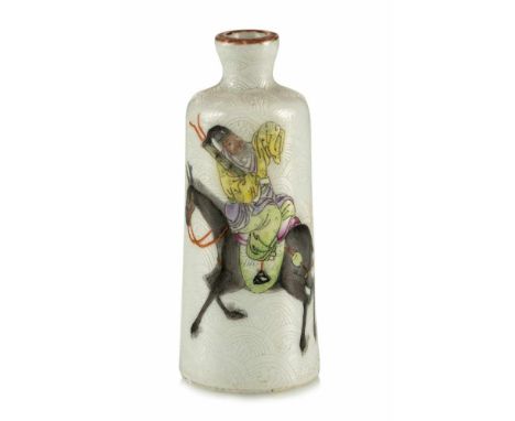   Snuffbottle aus Porzellan mit Dekor eines Unsterblichen in polychromem Email CHINA, Daoguang-Siegelmarke und -Periode H. 7,