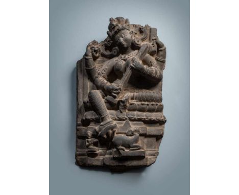   Feine Steinstele der Sarasvati NORDOST-INDIEN, Pala, 12.Jh. H. 37,5 cm Provenienz: Aus einer alten Berliner Privatsammlung,