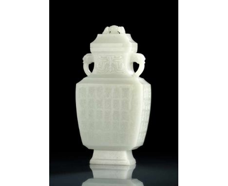   Exzellente Deckelvase aus Jade mit Shou-Charaktern CHINA, Qianlong-Periode H. 20,2 cm Provenienz: Aus einer bedeutenden süd