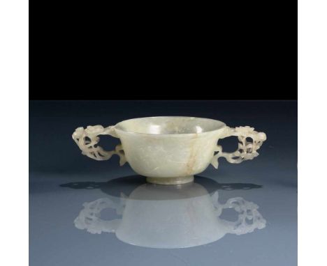   Schale aus hellgrüner Jade mit Blüten als Handhaben CHINA, Ming-Dynastie B. 18,3 cm Provenienz: Ehemals aus einer alten Ber