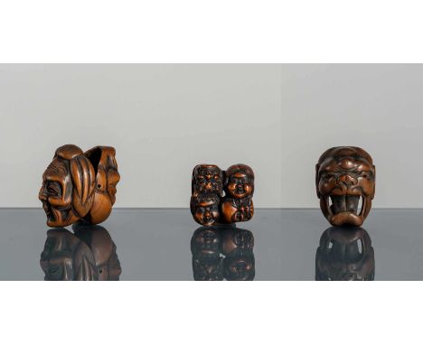   Drei Masken-Netsuke aus Buchsbaum JAPAN, 19.Jh. H. 3,2 - 4,3 cm a) Schreiender Mann, b) Jo und Uba, c) Maskengruppe, sign. 