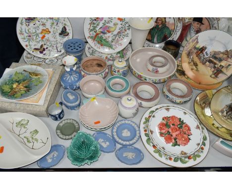 ASSORTED DECORATIVE CERAMICS AND PLATES INCLUDING ROYAL DOULTON SERIES WARE, WEDGWOOD JASPER WARE, ROYAL WORCESTER, AND POOLE