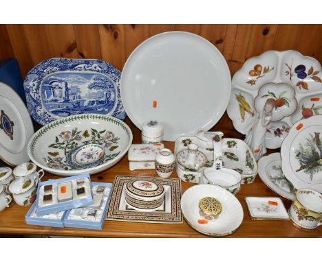 A GROUP OF NAMED CERAMICS, comprising a Hammersley strawberry set, a Spode 'Fleur De Lys Gold' chamber stick, three boxed set