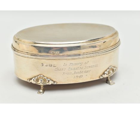 AN EARLY 20TH CENTURY SILVER TRINKET BOX, of an oval form, engine turned pattern to the hinged cover, personal inscriptions t