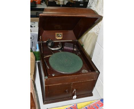 AN EARLY 20TH CENTURY MAHOGANY STAINED HMV TABLE TOP GRAMOPHONE, fitted with an HMV No.4 soundbox with hinged top, the interi