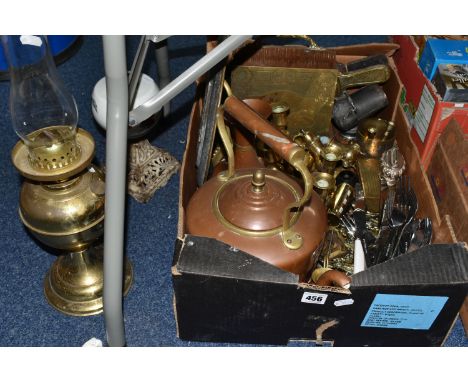 A BOX AND LOOSE METALWARE, to include a copper kettle, two copper jugs, a brass oil lamp, an oil lamp base with painted glass