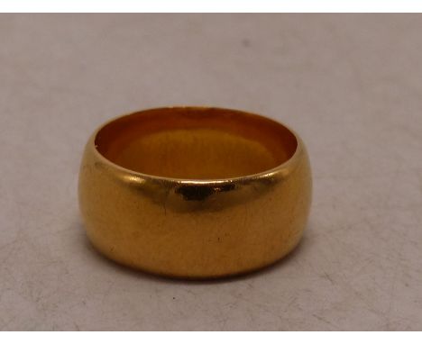 22ct yellow gold wedding band, overall weight 8.9g, size L/K. 