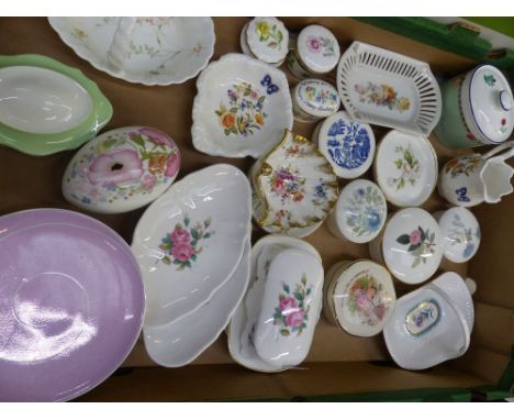 A collection of ceramic items to include Wedgwood lidded pots, Wedgwood basket, small Wedgwood comport, Hammersley, Spode, Cr