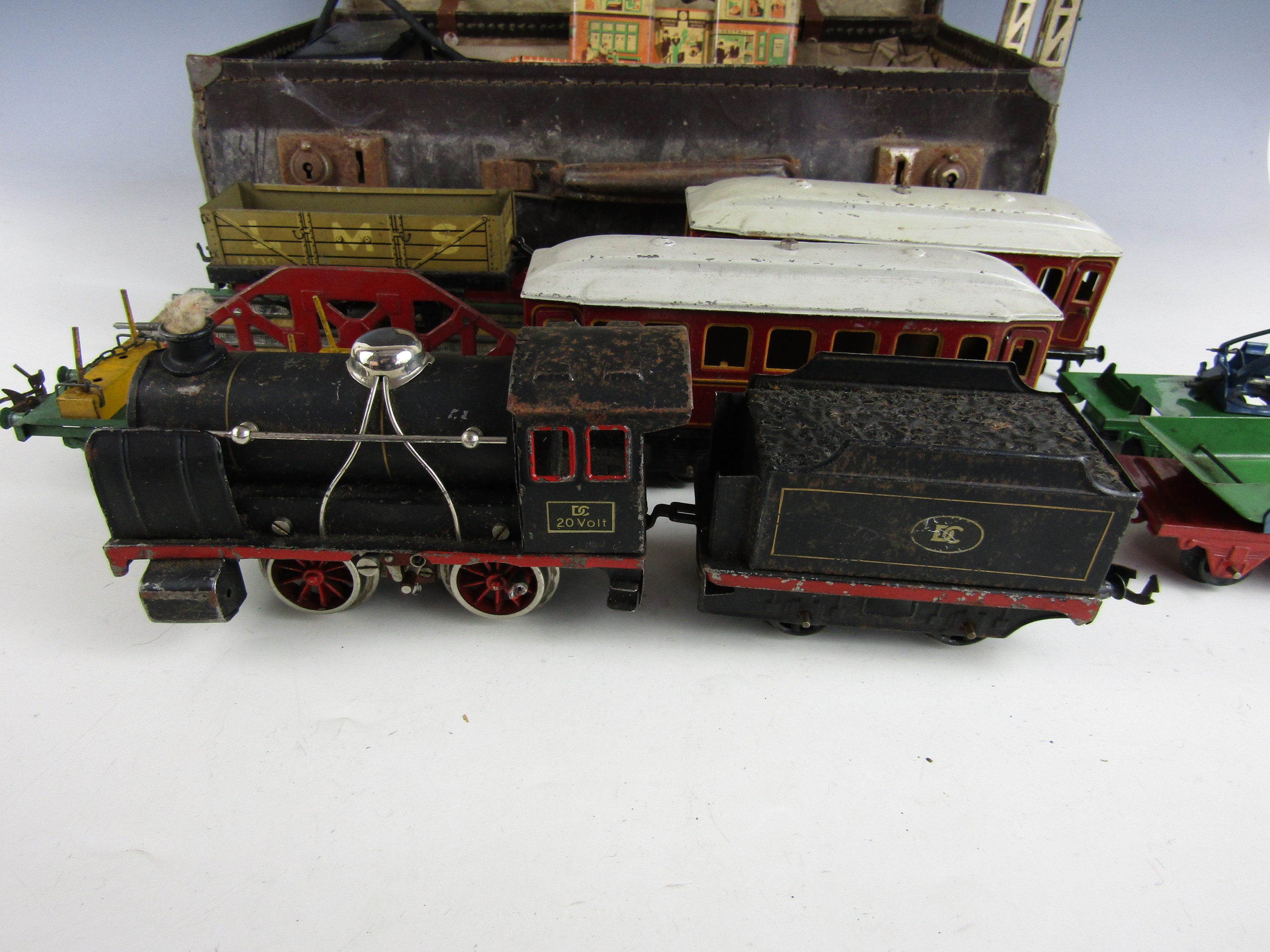 [Model Railway] A vintage German 0gauge 040 DC 20volt and tender, together with ca