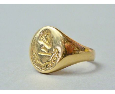 A gentleman's 18ct gold signet ring, with intaglio armorial crest, 7.1g