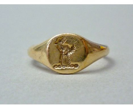 A gentleman's 9ct gold signet ring, the face bearing an intaglio armorial crest, 4.9g