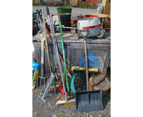 Garden tools, rake, fork, edger, sieve, snow shovel, etc. 