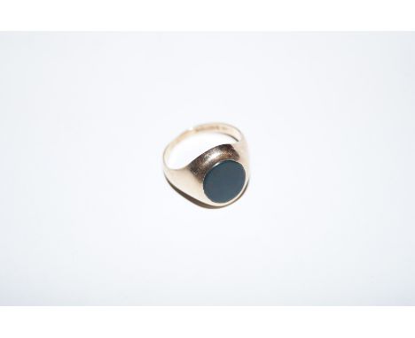 9 carat gold gents ring- Size P
