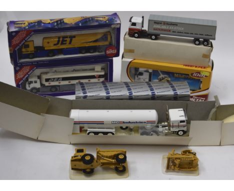 boxed Modern Haulage and Construction Models, a boxed/bubble packed group comprises Conrad 3523 1:50 scale Freightliner MG In